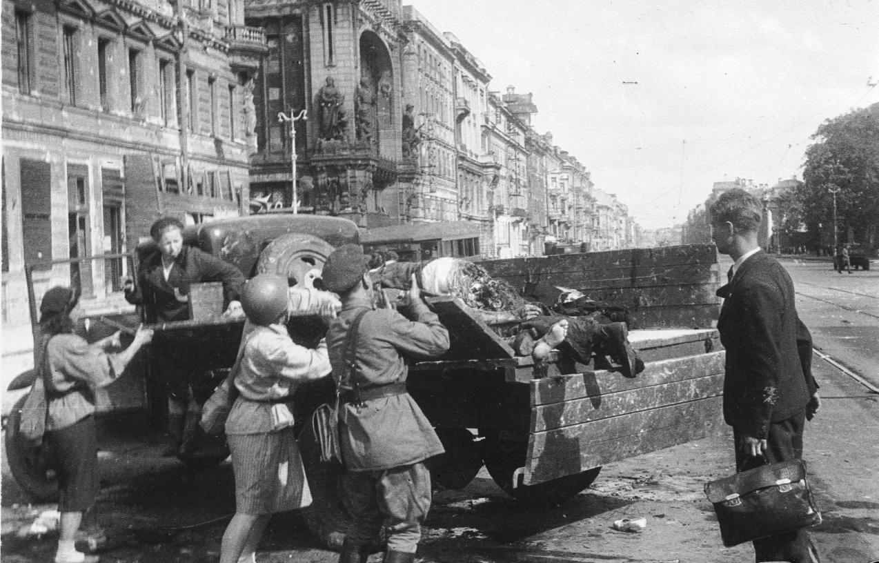 Многочисленные ленинградские водопроводы, которые еще использовались в войну Многочисленные ленинградские водопроводы, которые еще использовались в войну