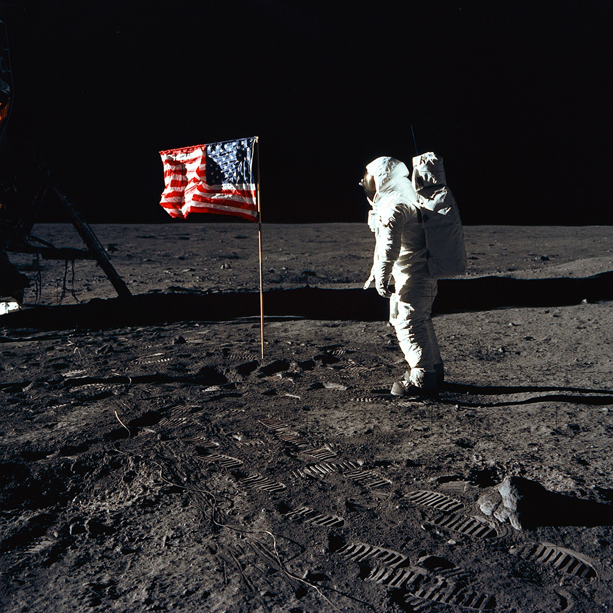 Базз Олдрин и американский флаг на Луне. (NASA on The Commons)
