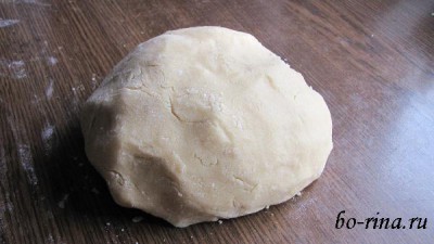 913
