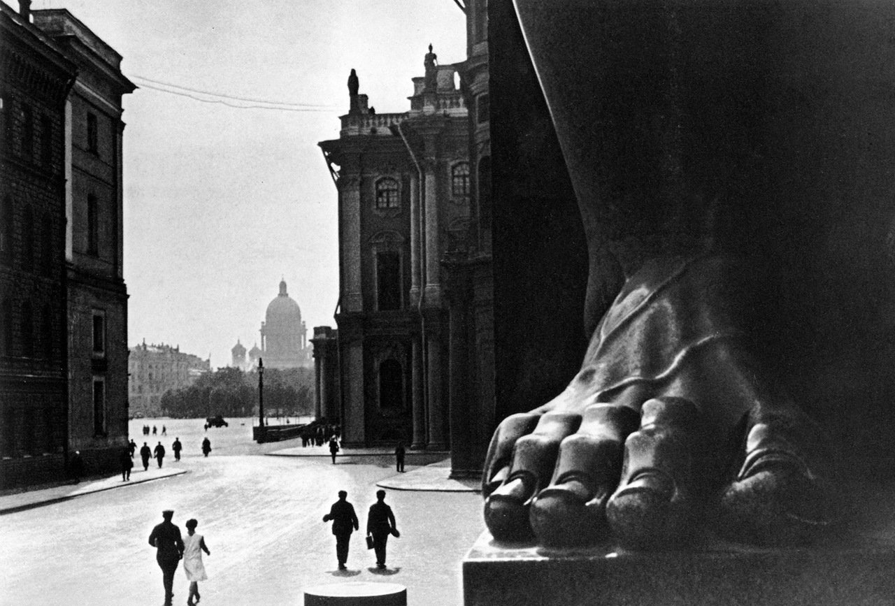 1931. У Эрмитажа. Ленинград. 1930. У Эрмитажа. Ленинград.
