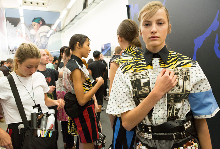 Модели Prada за кулисами. Модели Prada за кулисами.