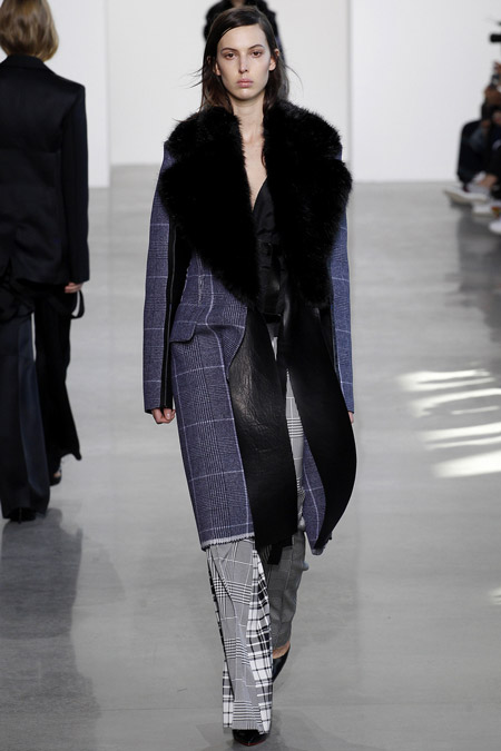 Модель в сером пальто с меховым воротником ниже колен от Calvin Klein - модные пальто осень 2016, зима 2017