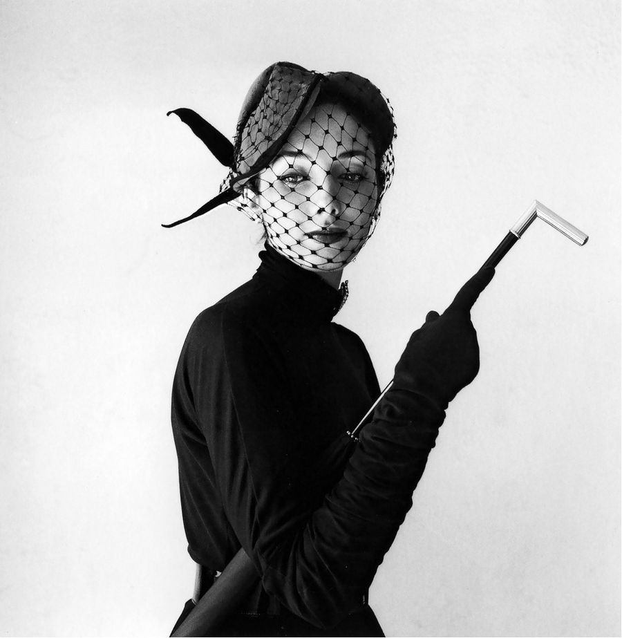 Классическая элегантность Dior: изысканные модели 1940-1960-х годов на улицах Парижа Классическая элегантность Dior: изысканные модели 1940-1960-х годов на улицах Парижа