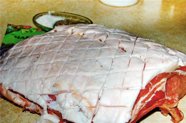 Свиная корейка на кости с морковью. Свиная корейка на кости с морковью.