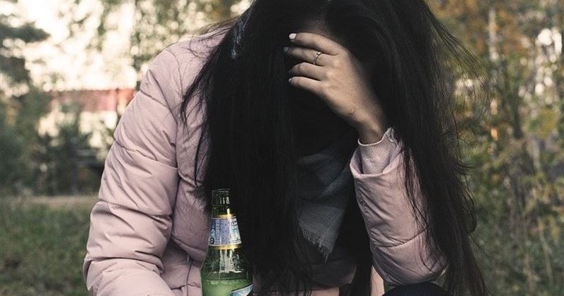 Перебравшая пива российская школьница покусала полицейских