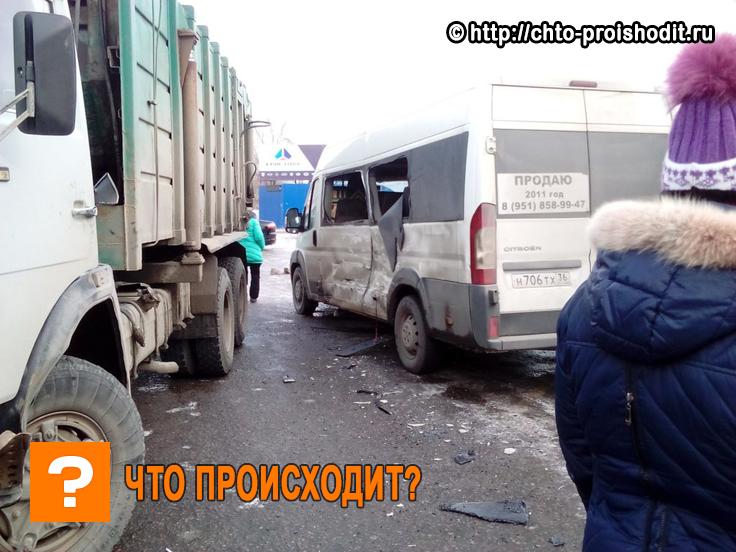 авария маршрутка и грузовик грузовик врезался в маршрутку