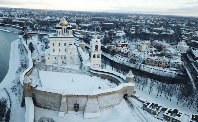 На фото: вид сверху на Псковский Кремль