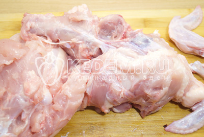 Срезать кости остова от кожи. Оставить все мясо на коже.