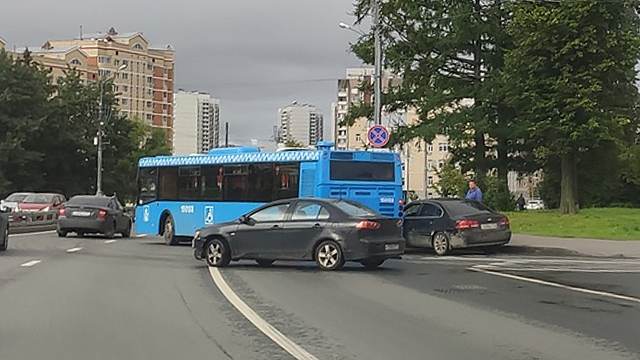 Авария с участием автобуса и легковушки произошла в Зеленограде