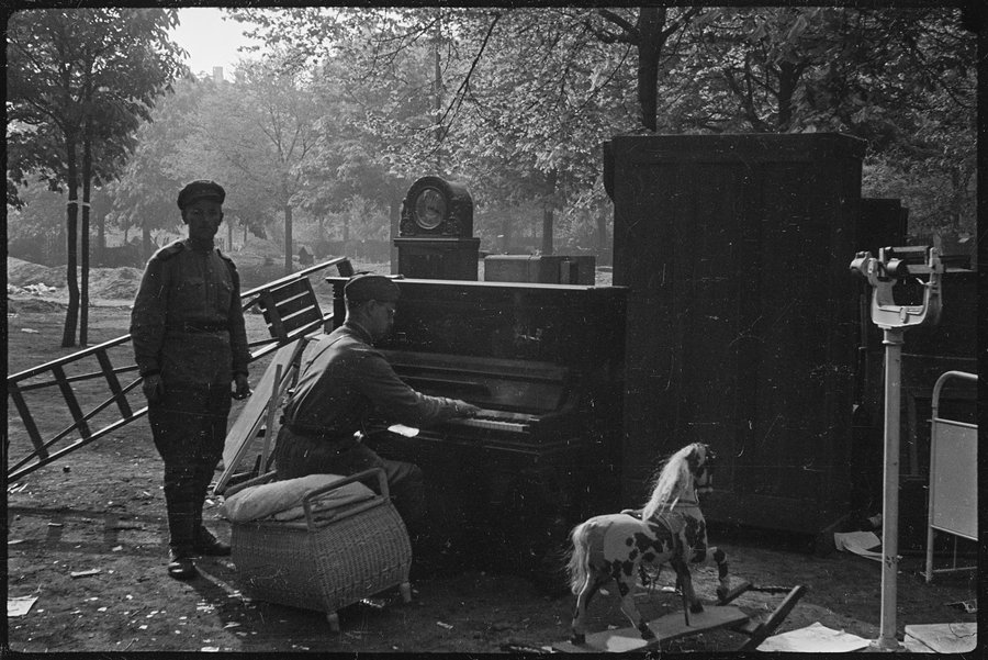 Привет из 45-го года...: уникальные фотографии Второй мировой войны