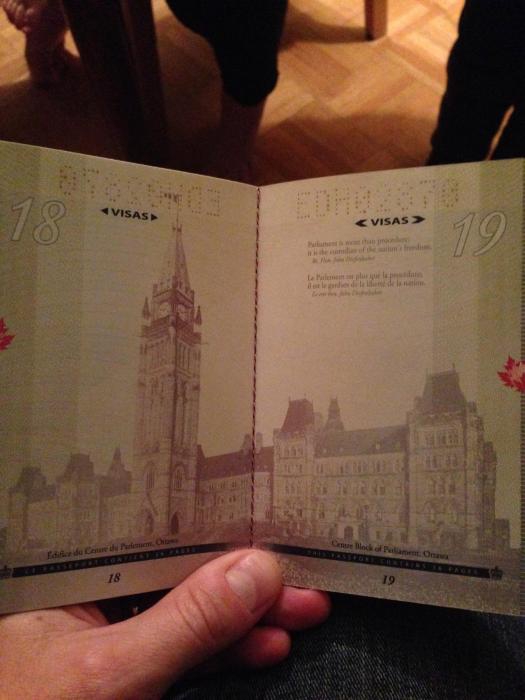 Новый паспорт гражданина Канады в свете ультрафиолета. Красота!
