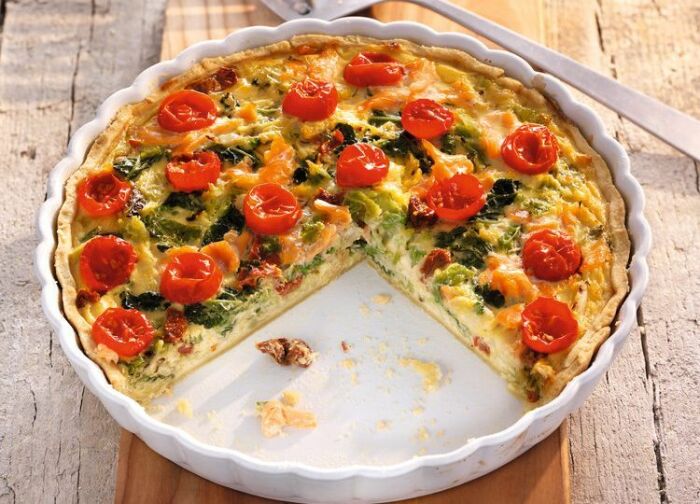 Песочный пирог с помидорами и лососем. \ Фото: pinterest.com. Песочный пирог с помидорами и лососем. \ Фото: pinterest.com.