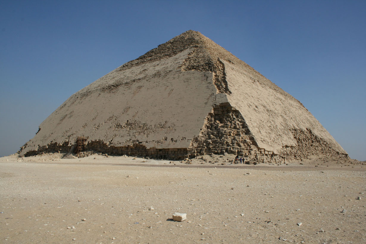 Высота пирамиды составляла 104,7 метра, но из-за эрозии в настоящее время составляет всего 101 метр. (Sam Weller)