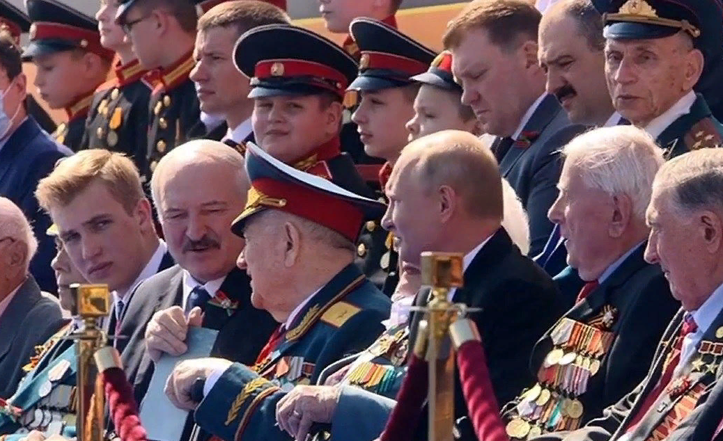 Путин не поздоровался с Колей Лукашенко