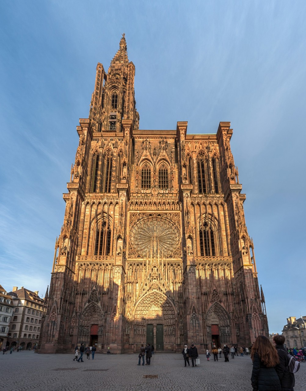 Страсбургский собор во Франции имеет высоту  142 метра. (Diliff)