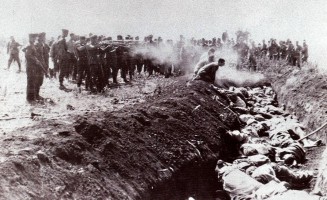гитлеровские фашисты расстреливаюи советских граждан