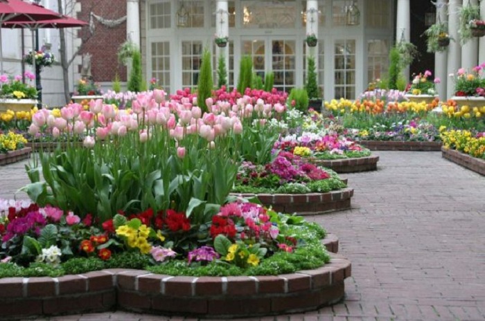 Оформление клумб с цветами - это то, что украсит общий вид во дворе.