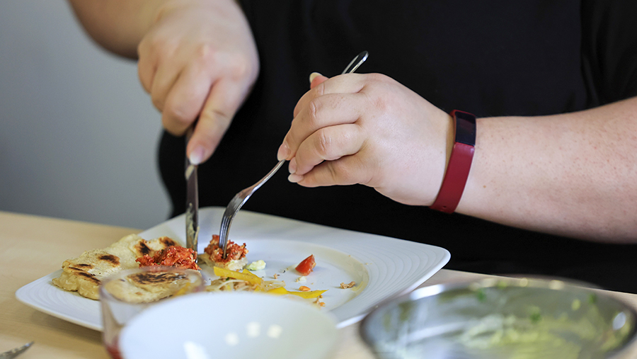 BMJ: отказ от пищи вечером снижает давление и уровень сахара в крови