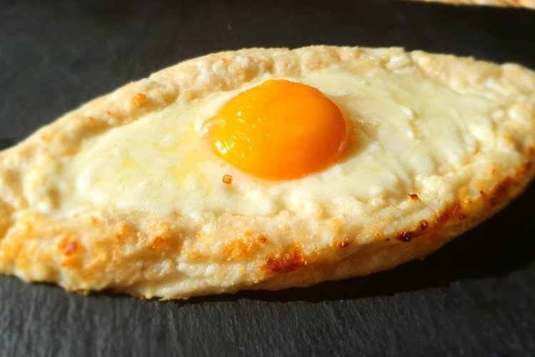 Хачапури с яйцом на сковороде