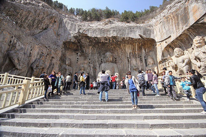 Экскурсия в каменные пещеры у Драконовых ворот