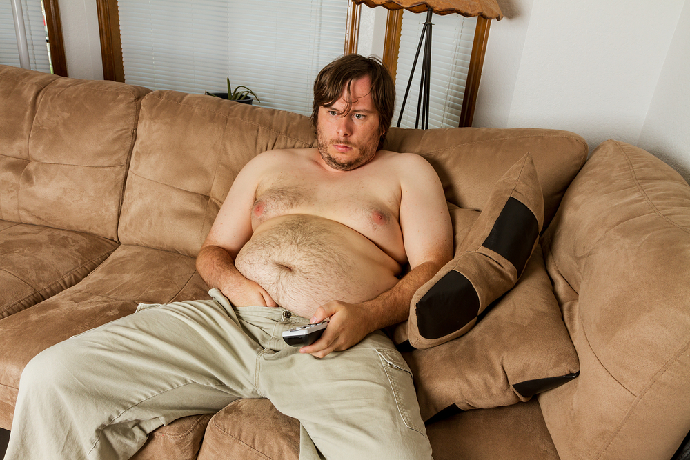 Толстый хуй волосатого мужика лежащего на диване фото