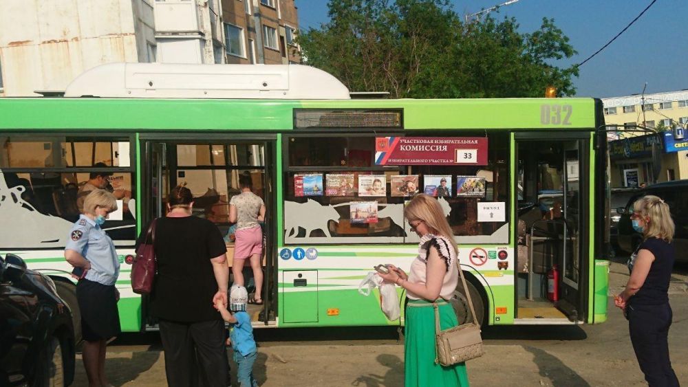 11 безумных фото голосования по поправкам к Конституции на пеньке и в багажнике