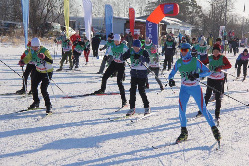 Любители лыжных гонок вышли на «Рождественскую лыжню»