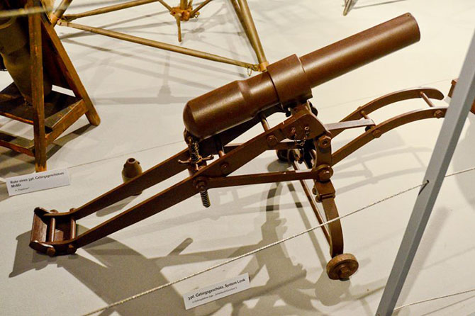 Tour of the exhibition of military innovations of five centuries in Vienna