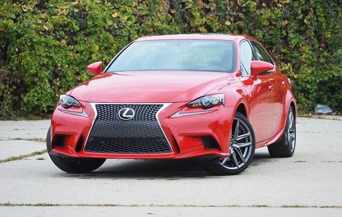Японский спортивный седан Lexus IS третьего поколения (ХЕ30). | Фото: auto.ria.com. Японский спортивный седан Lexus IS третьего поколения (ХЕ30). | Фото: auto.ria.com.
