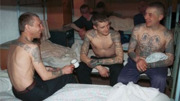 Лихие 90-е : как проверяют на «вшивость» в тюрьме и что такое прописка. Лихие 90-е : как проверяют на «вшивость» в тюрьме и что такое прописка.
