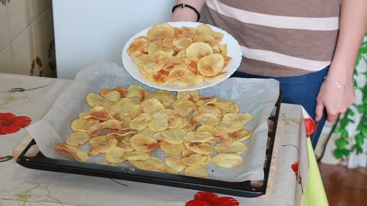 Вкусно, просто и без переплат: отличные чипсы домашнего приготовления
