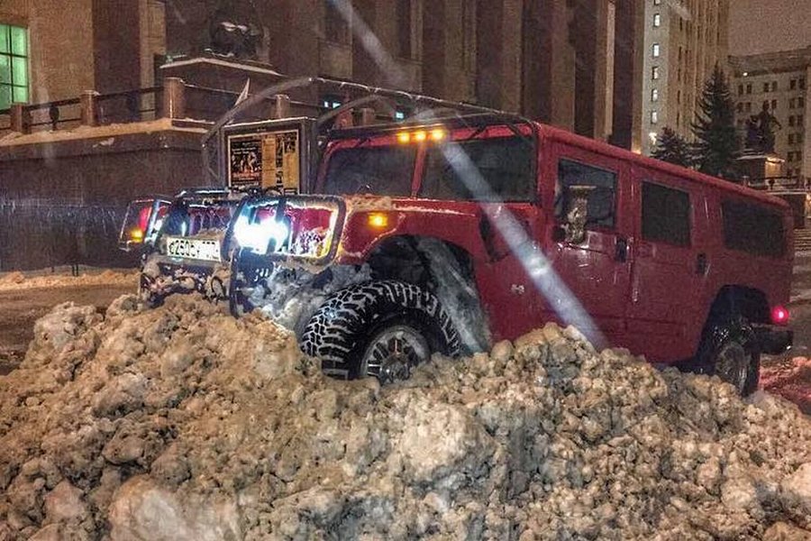За рулём Hummer, гоняющего по газонам, оказалась барышня-налоговый инспектор За рулём Hummer, гоняющего по газонам, оказалась барышня-налоговый инспектор