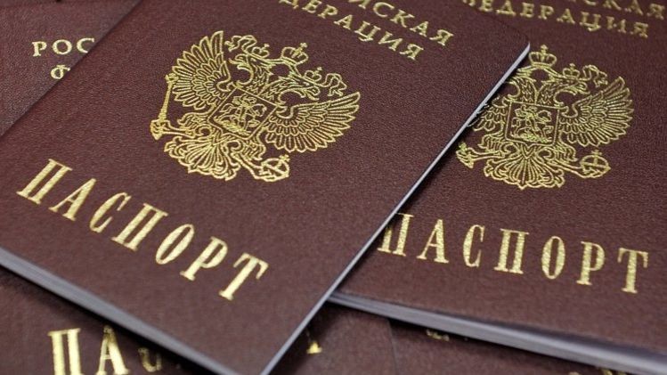 Не нужен даже вид на жительство. Как именно будут выдавать паспорта России жителям Донбасса