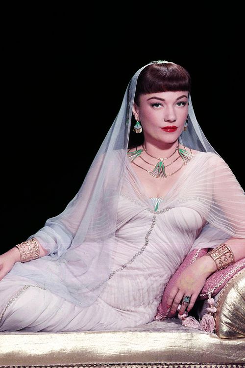 Актриса Энн Бакстер в роли царицы Нефертити в фильме "10 заповедей" (1956).