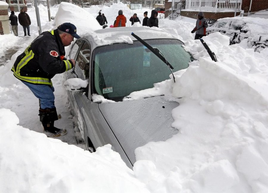 Пока он чистил снег, его жена и дети тихо умерли в машине