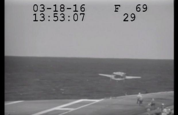 Самолёт сорвался с палубы авианосца во время посадки: видео
