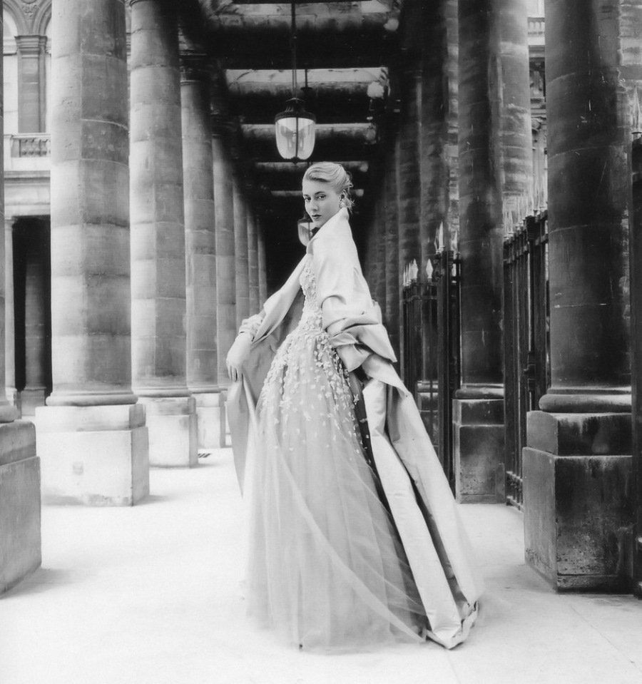 Классическая элегантность Dior: изысканные модели 1940-1960-х годов на улицах Парижа Классическая элегантность Dior: изысканные модели 1940-1960-х годов на улицах Парижа