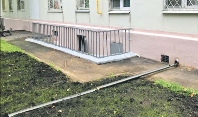 Водосточный жёлоб у дома на Большой Черкизовской восстановили