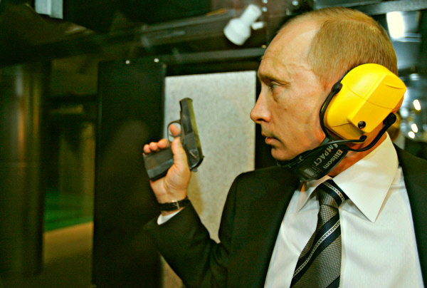 Иностранцы восхитились рассказом о том, как молодой подполковник КГБ Путин защитил офис разведки в Дрездене