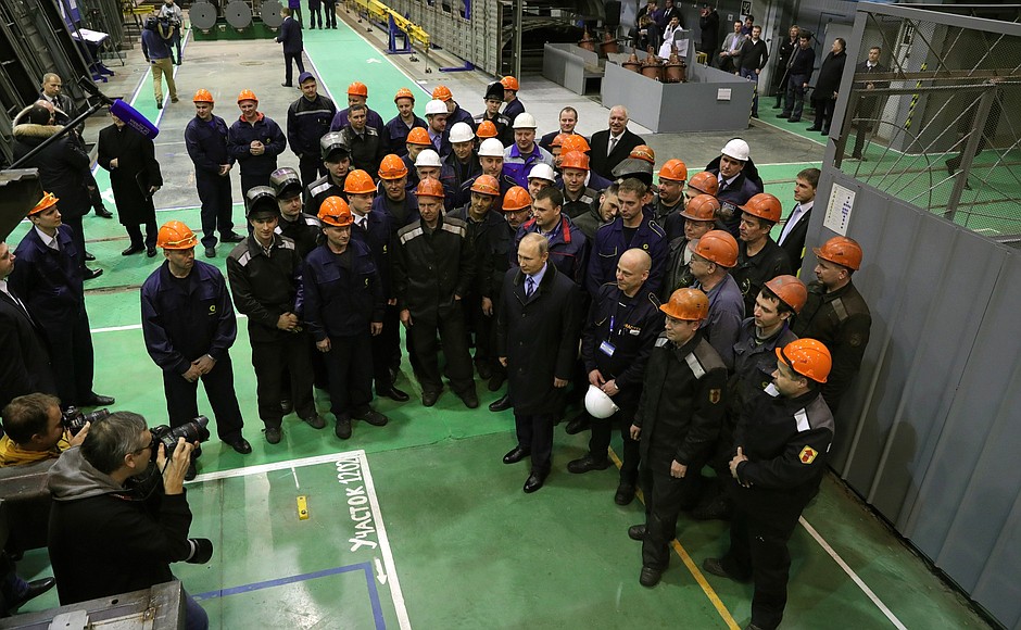 Во время беседы с рабочими Тверского вагоностроительного завода.