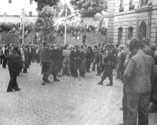 Львов Возле тюрьмы на Лонцкого ул.Сапегов. (полицай с повязкой) Львов Возле тюрьмы на Лонцкого ул.Сапегов. (полицай с повязкой)