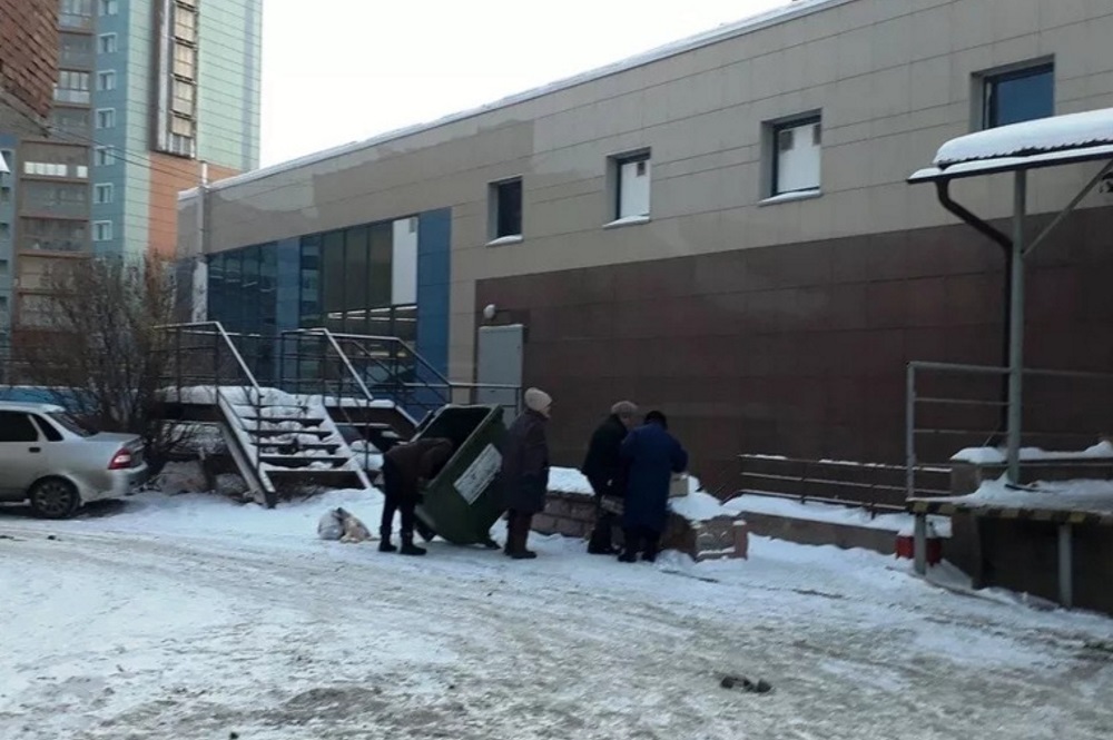 Очередь за просрочкой из магазинов Очередь за просрочкой из магазинов