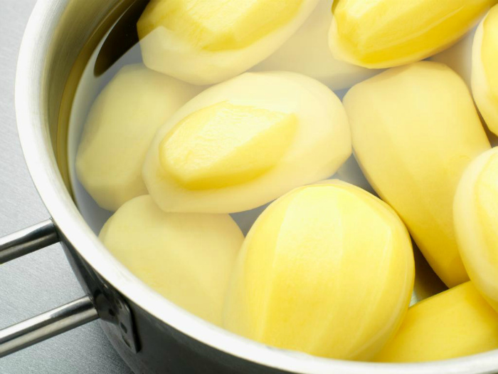Вкусное блюдо из отварного старого картофеля. Вкусное блюдо из отварного старого картофеля.