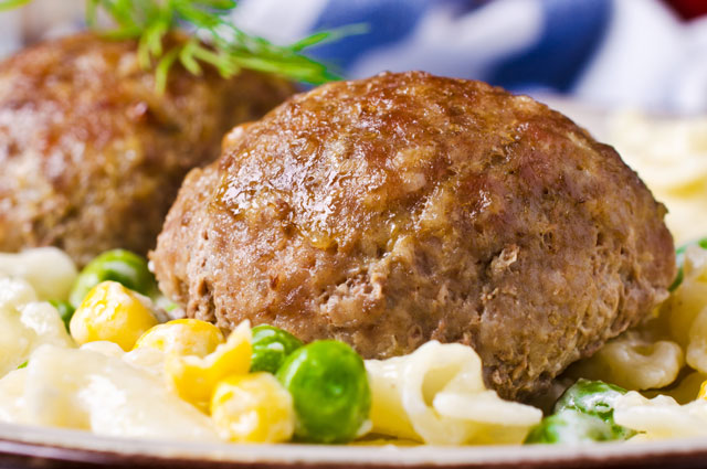 Запечённые котлетки с пастой и овощами