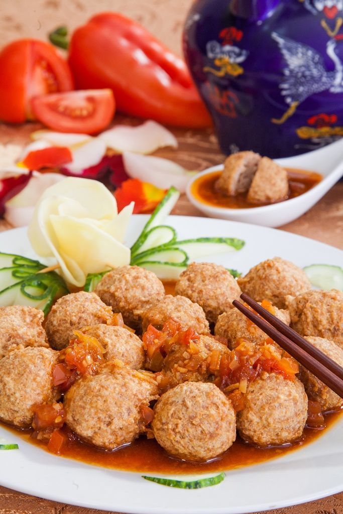 Китайская кухня: мясные шарики в красном соусе