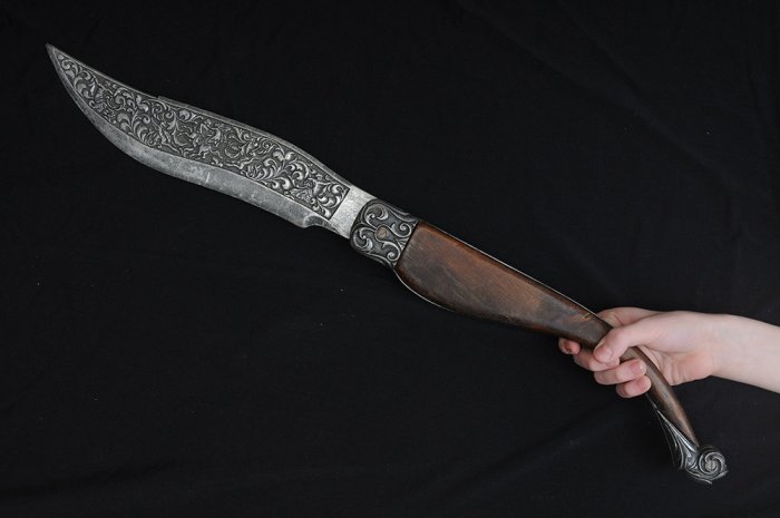 Стилизованный под испанскую наваху нож, современная реплика. /Фото: wikipedia.org
