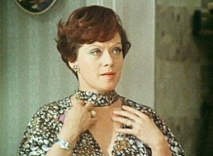 Алиса Фрейндлих в фильме *Служебный роман*, 1977 | Фото: awtv.ru Алиса Фрейндлих в фильме *Служебный роман*, 1977 | Фото: awtv.ru