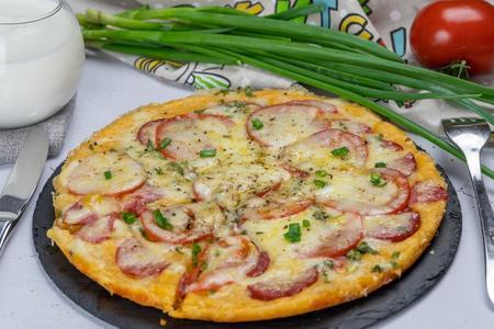Фото к рецепту: Домашняя пицца с сервелатом и томатами с сыром на сковороде