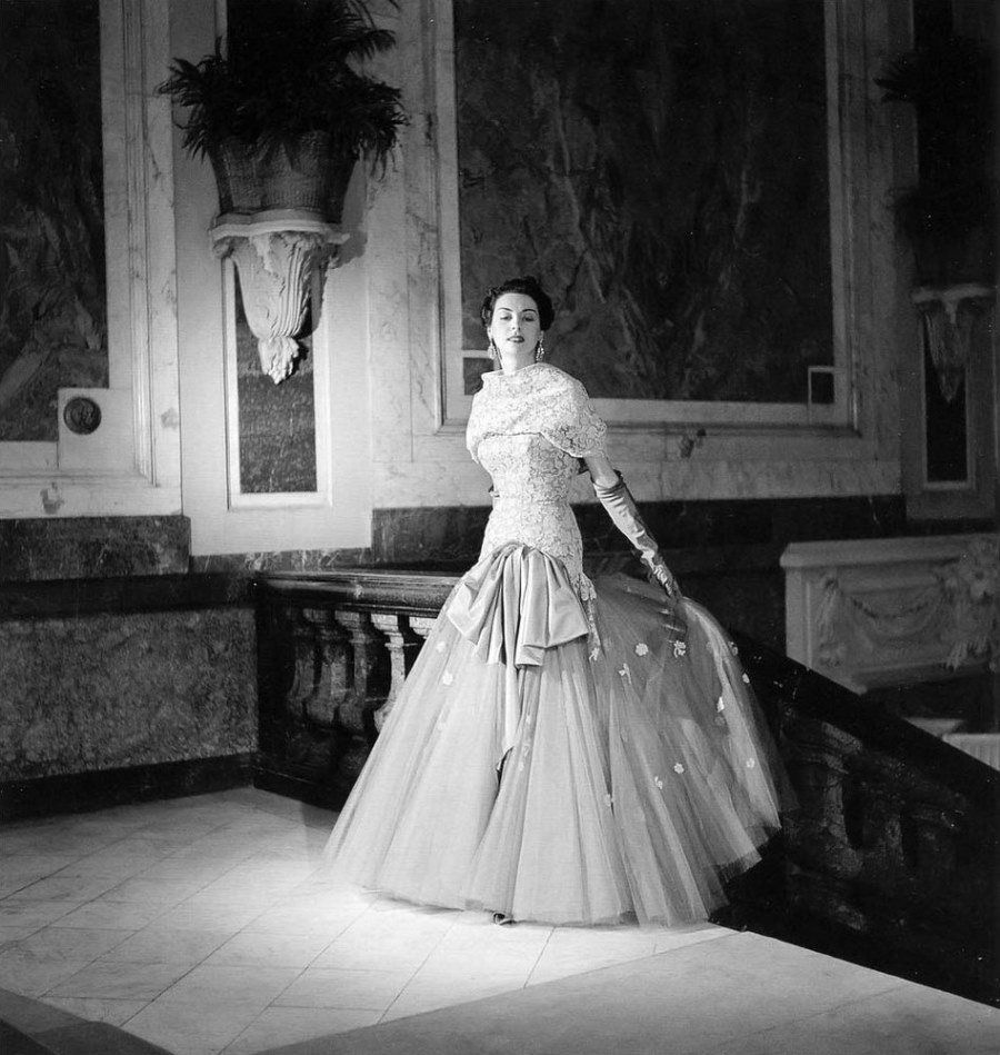 Классическая элегантность Dior: изысканные модели 1940-1960-х годов на улицах Парижа Классическая элегантность Dior: изысканные модели 1940-1960-х годов на улицах Парижа