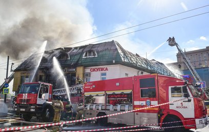 У горящего ТЦ на Таганке обрушилась мансарда У горящего ТЦ на Таганке обрушилась мансарда